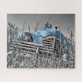 Puzzle Voiture bleue vintage dans le champ de Grassy