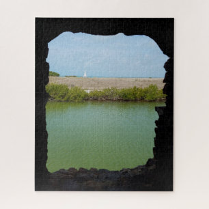 Puzzle vue sur l'eau et l'île par une fenêtre en pierre
