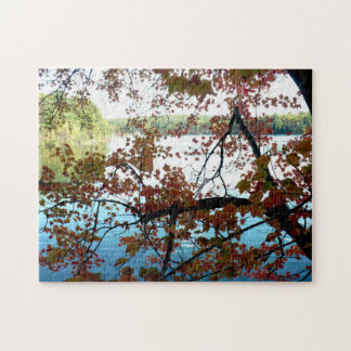 Puzzle Walden Pond à travers les feuilles d'automne