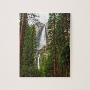 Puzzle Yosemite Falls à travers la forêt