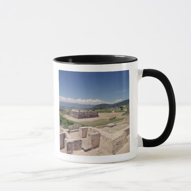 Pyramide der mit Federn versehenen Schlange Tasse (Rechts)