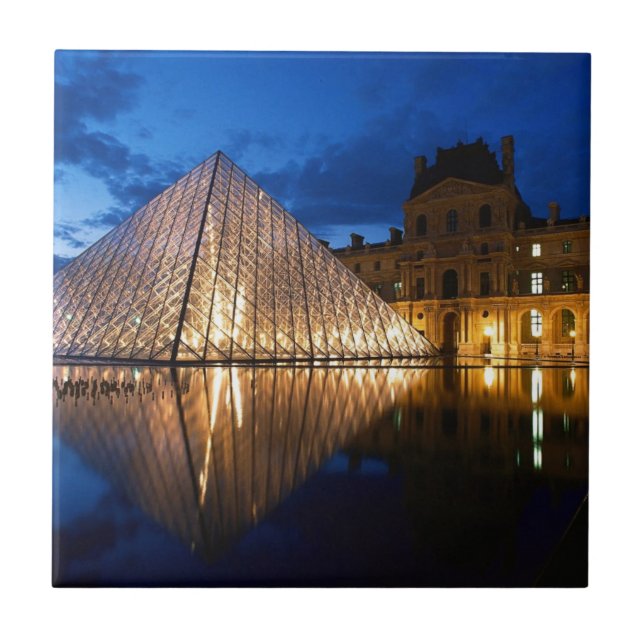 Pyramide im Louvre-Museum, Paris, Frankreich Fliese (Vorderseite)