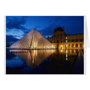 Pyramide in Louvre Museum, Paris, Frankreich