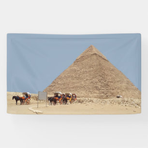 Pyramide von Ghafre und eine Reihe von Streitwagen Banner