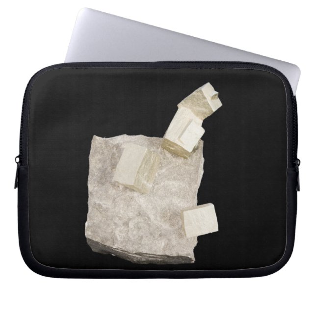 Pyrit-Kristalle im Schiefer Laptopschutzhülle (Vorderseite)