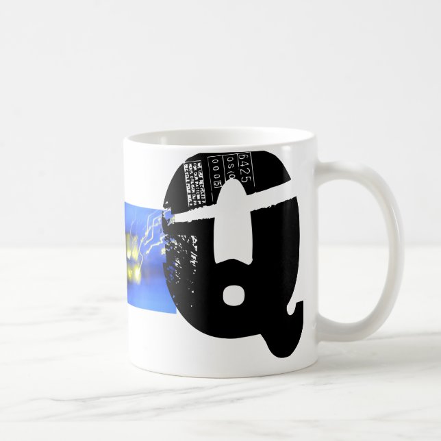 Q Monogram Typographic Grunge Tasse (Rechts)