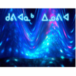 Qaanaq - Nordlichter - Kuvianak Innovia Fotoskulptur Magnet<br><div class="desc">Rosa und blau, Fraktal-Interpretation der Nordlichter reflektiert auf der Meeresoberfläche. Qaanaq ist eine Siedlung in Nordgrönland. Inuktitut Text lesen, "Kuvianak Innovia" (ᑯ ᕕ ᐊ ᓇ ᓄ ᒃ ᐃ - frohe Weihnachten), in der Silbe, adoptiert durch den Inuit von Nunavut, erscheint auch in leuchtend blau und weiß. Die Inuit werden gemeinhin...</div>