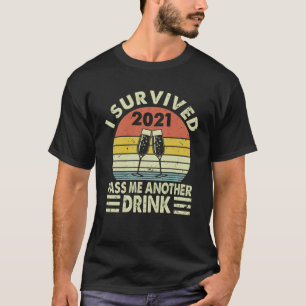 QEzX I 2021 Überlebt Pass Me Noch ein Getränk Retr T-Shirt