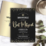 QR Code Bat Mitzvah Moderner Schwarzer Glitzer Foi Einladung<br><div class="desc">Seien Sie stolz, freuen Sie sich und präsentieren Sie diesen Meilenstein Ihres Lieblings-Bat Mitzvah! Versenden Sie diese atemberaubende, moderne, personalisierte QR-Codeeinladung für eine Veranstaltung, an die Sie sich erinnern können. Graphische Imitate Goldfolienkalligraphie-Skript, Star of David und Konfetti-Punkte, überlagern einen reichen, dramatischen, schwarzen Hintergrund. Auf der Rückseite, der Name Ihrer Tochter,...</div>