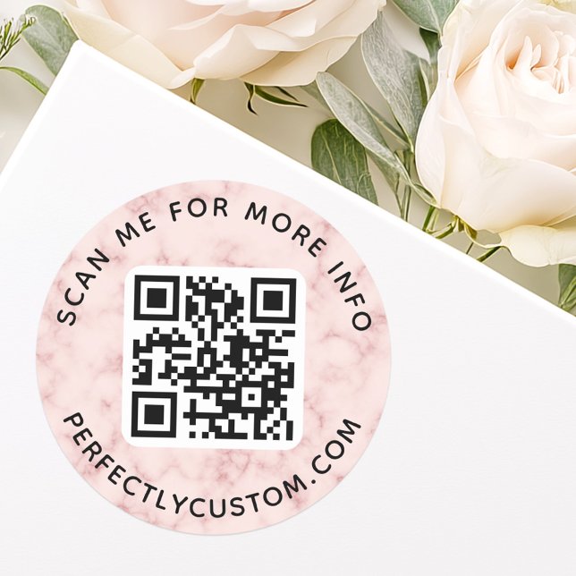 QR-Code benutzerdefinierter Text rund um hellrot-r Runder Aufkleber (QR code custom text round light blush pink marble Classic Round Sticker)