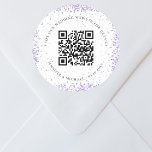QR-Code der Hochzeitwebsite uAwg violett weiß Runder Aufkleber<br><div class="desc">Fügen Sie Ihre URL für Ihre Hochzeitswebsite hinzu. Für Informationen,  Details,  Online-uAwg. Weiße,  mit violetten Glitzern geschmückte Dekoration.</div>