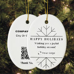QR-Code des White Modern Christmas Business-Logos  Keramik Ornament<br><div class="desc">Elegantes und minimales Weihnachtsgeschmack mit dem Zitat "Gerne eine fröhliche Urlaubssaison!". Fügen Sie Text,  Ihr Logo und Ihre URL hinzu,  um den QR-Code zu erstellen.</div>