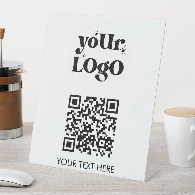 QR-Code-Firmenlogos mit der Markenbezeichnung Scan Sockelschild (In Situ)