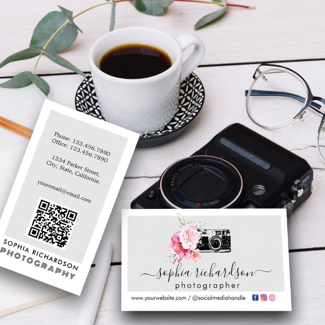 QR-Code-Fotograf Visitenkarte (Modern Floral Camera QR Code Photographer Business Card #zazzlemade #photographer #pinkandgray #chic)