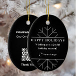 QR-Code für Black Christmas Business-Logo Chic Keramik Ornament<br><div class="desc">Elegantes und minimales Weihnachtsgeschmack mit dem Zitat "Gerne eine fröhliche Urlaubssaison!". Fügen Sie Text,  Ihr Logo und Ihre URL hinzu,  um den QR-Code zu erstellen.</div>