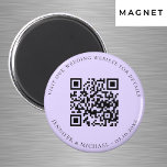 QR-Code für Hochzeitsseiten uAwg violett Magnet<br><div class="desc">Fügen Sie Ihre URL für Ihre Hochzeitswebsite hinzu. Für Informationen,  Details,  Online-uAwg. Ein violetter,  lavenderfarbener Hintergrund,  schwarzer Text.</div>