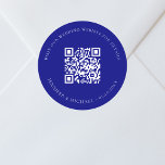 QR-Code für Hochzeitswebsite uAwg blau Runder Aufkleber<br><div class="desc">Fügen Sie Ihre URL für Ihre Hochzeitswebsite hinzu. Für Informationen,  Details,  Online-uAwg. Ein marineblauer blauer Hintergrund,  weißer Text.</div>