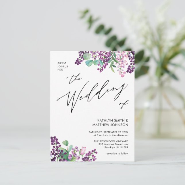 QR-Code in einer Lila Lilac-Blumenhochzeit Einladungspostkarte (Stehend Vorderseite)