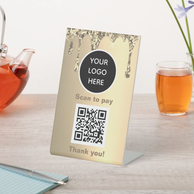 QR-Code-Logo Glitzer Gold Business Scan me Website Sockelschild (In SItu)