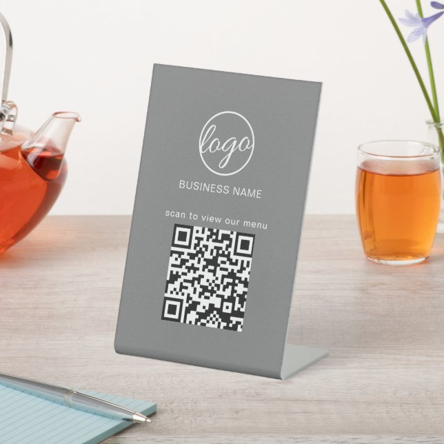 QR-Code-Menü im Business-Logo-Restaurant Grau Sockelschild (In SItu)