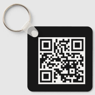 QR-Code nur Schlüsselanhänger auf dem Metallplatz
