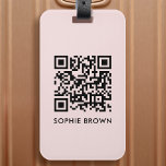 QR-Code Rosa Weibchenfarbener Scannable-Kontakt ve Gepäckanhänger<br><div class="desc">Ein einfaches, stylisches, individuelles QR Code Gepäckanhänger Design in einer modernen minimalistischen Typografie auf einem einfachen, rot rosa Hintergrund. Der QR-Code und der Name können leicht personalisiert sein, um ein Design so einzigartig wie Sie sind zu machen! Das perfekte Geschenk oder Accessoire, um sicherzustellen, dass Ihr Gepäck sicher zurückgegeben wird,...</div>