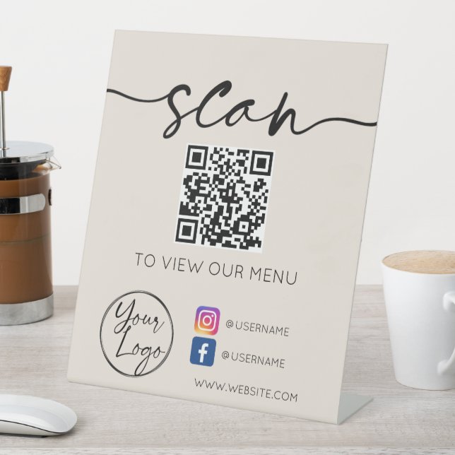 QR Code Social Media Greige Sockelschild (In Situ)