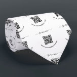 QR-Code und benutzerdefinierter Text Krawatte<br><div class="desc">Rundaufkleber mit QR-Code und individuellem Text. Ändern Sie Schriftart und Farben,  und verschieben Sie Elemente mit dem Entwurfstool und ändern Sie sie. NACHRICHT! SIE MÜSSEN DIE QR-CODEVORLAGE DURCH IHREN QR-CODE ERSETZEN!</div>