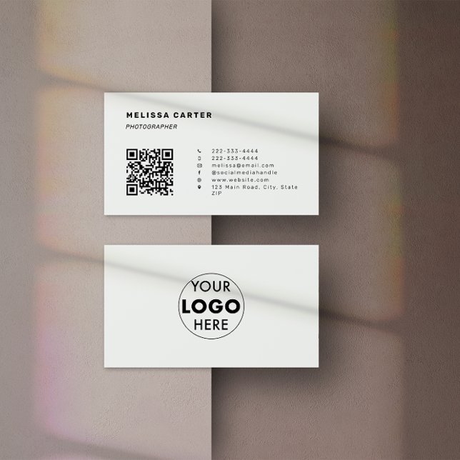 QR-Code und Logo | Light Gray | Sleek & Smart Visitenkarte (Front & back of a gray minimalist business card design which features customisable QR Code & logo.)