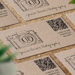 QR CODE Vintage Fotografie Visitenkarte<br><div class="desc">Einfach beruflicher Fotograf oder Filmemacher mit Monogramm Visitenkarte mit einer handgezeichneten alten Kamera,  QR CODE zum Scannen in Portfoliogalerie und einem trendigen handgeschriebenen Typografie-Skript auf einem Vintagen Kraftpapier.       Einfach mit Ihren Daten auf beiden Seiten personalisieren.           Geeignet für jede Art von Geschäftsfotografie - Hochzeiten,  Studios,  Business,  Essen etc.</div>