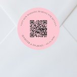 QR-Codedetails der Hochzeitwebsite uAwg pink Runder Aufkleber<br><div class="desc">Fügen Sie Ihre URL für Ihre Hochzeitswebsite hinzu. Für Informationen,  Details,  Online-uAwg. Ein rosa Hintergrund,  schwarzer Text.</div>