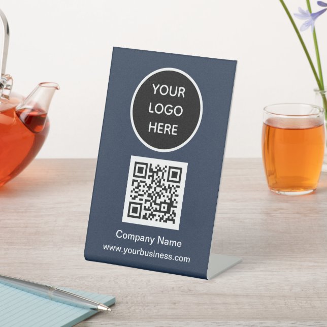 QR-Logo NEU Blue Business Scan me Website Sockelschild (In SItu)