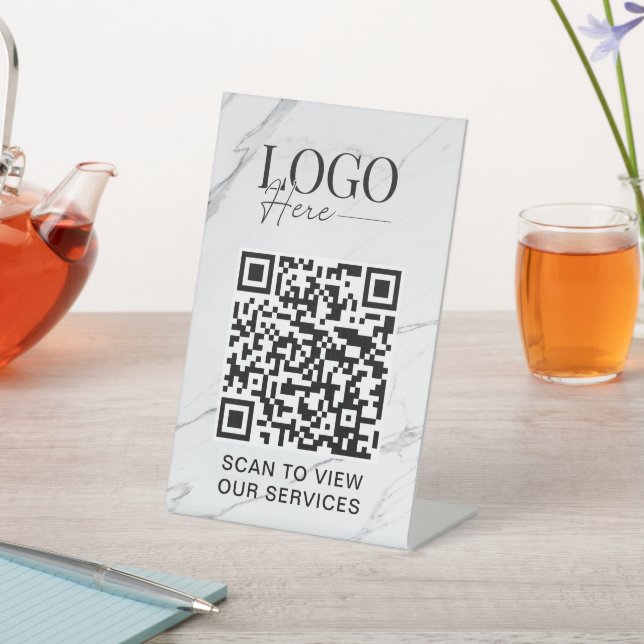 QR-Logos für Unternehmen Moderner Salon aus weißem Sockelschild (In SItu)
