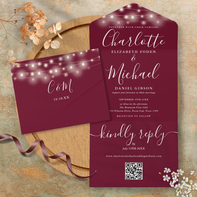 QR-Monogramm-Hochzeit von Burgundy String Lights All In One Einladung (Burgundy String Lights QR Code Monogram Wedding All In One Invitation)