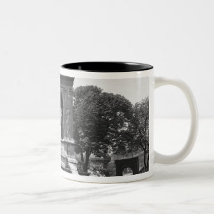 Quadrat und Brunnen der Unschuldige, 1547 Zweifarbige Tasse