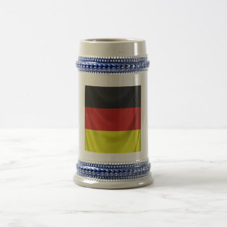 quadratische deutsche Flagge drapiert Bierglas