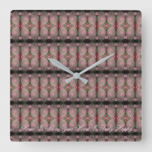 Quadratische Uhr mit rosa Blumenmuster