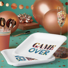 Quadratischer weißer Teller mit fettem Text "GAME