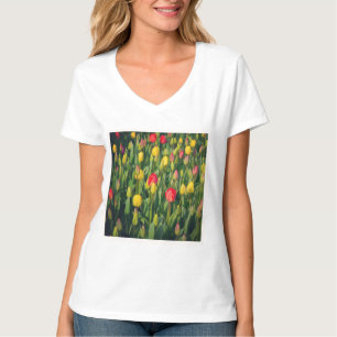 Quadratisches Foto - Farbige Tulpen T-Shirt
