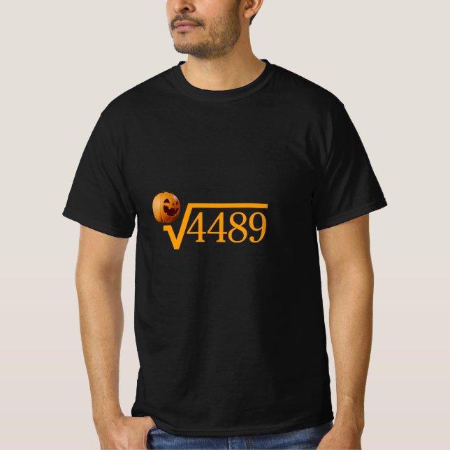 Quadratwurzel von 4489 – Math Humor Tee (Vorderseite)