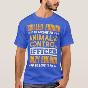 Qualifiziert genug, um ein Referent für tierische  T-Shirt