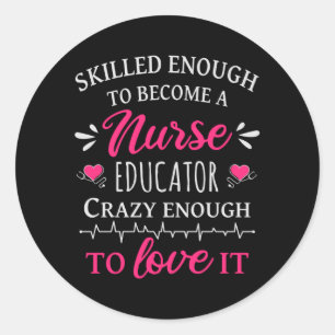 Qualifiziert genug, um Krankenpfleger zu werden Runder Aufkleber