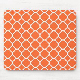 Quatrefolienmuster auf Mandarin Orange und Weiß Mousepad