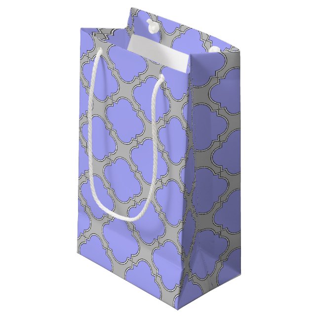Quatrefolienzwinkle und Grau Kleine Geschenktüte (Vorderseite Schrägansicht)