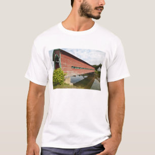 Quebec, Kanada. Galipeault überdachte Brücke in T-Shirt