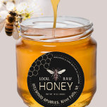 Queen Bee Honey Jar Label Local Raw Hand Flasche Runder Aufkleber<br><div class="desc">Die Imker werden dieses Honiglabel Liebe! Die Vintage Queen Bee Illustration ist fett und atemberaubend, und das Wort "Honig" wird in 3D-Metallic-Goldtexten verrechnet. Der Augapfel, ohne gestört zu werden, enthält essbaren Text, mit dem Sie dem Käufer mitteilen können, welche Honigsorte er kauft (roh, lokal, Hinterhof, Klee), zusammen mit Ihrem Namen...</div>
