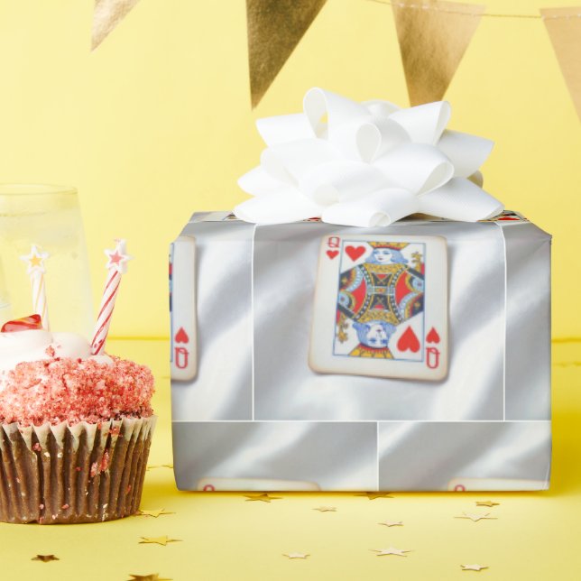 Queen of Hearts On White Satin Fabric Geschenkpapier (Geburtstagsparty)