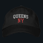 QUEENS NY Simple White and Red on Black Bestickte Baseballkappe<br><div class="desc">QUEENS NY Weiß und Rot bestickt auf schwarzen Baumwollhut. Die Stickerei kann an andere Farbeinstellungen angepasst werden,  indem Sie die Schaltfläche "Design bearbeiten" auswählen. Außerdem ist die Möglichkeit verfügbar,  die gewünschte Farbe auf der Hauptseite auszuwählen.</div>