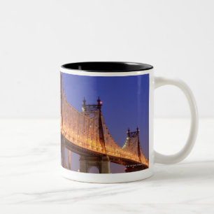 Queensboro Bridge und der East River Zweifarbige Tasse