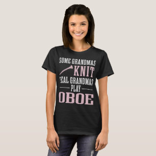 Quelques grand-mamans tricotent le vrai T-shirt de